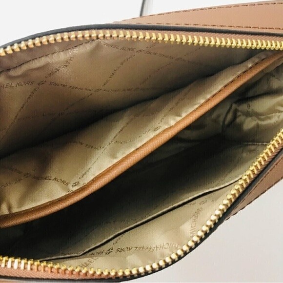 New! Michael Kors Jet Set Monogram Leather Vanilla Large Camera Crossbody Bag - Picture 11 of 16